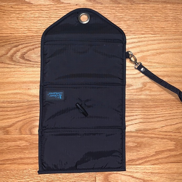 NWOT Clever Container Wristlet - Picture 9 of 11